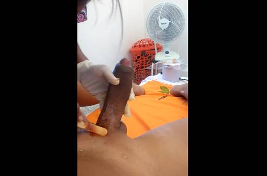 Macho depilando pinto de pênis bem duro
